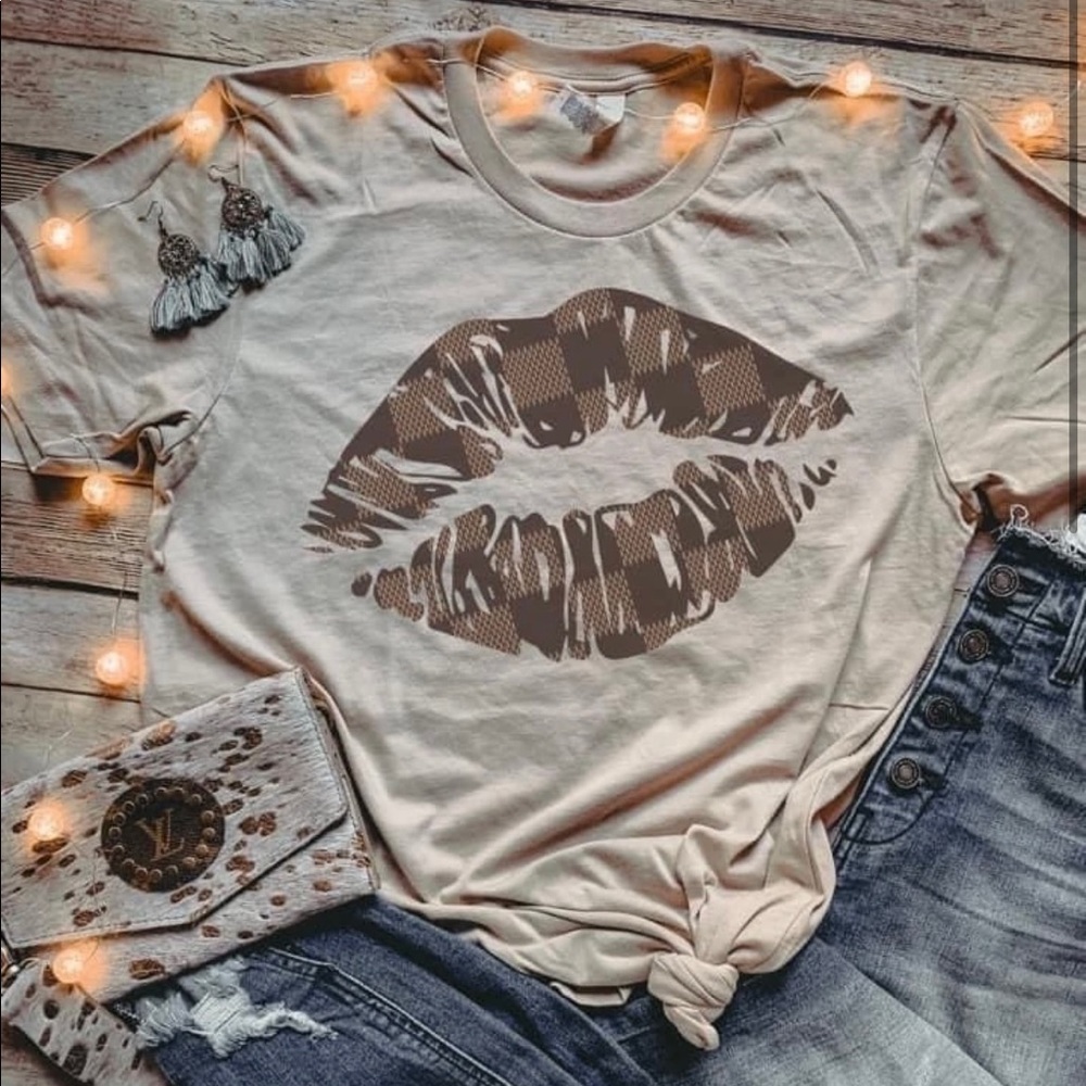 Designer lips tee